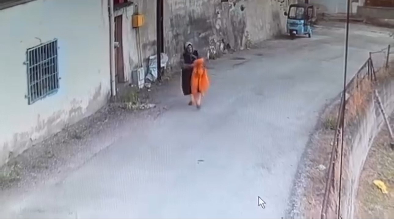 KARABÜK'TE KURUMASI İÇİN ELEKTRİK DİREĞİNE ASILAN YATAK ÖRTÜSÜ, YOLDAN GEÇEN