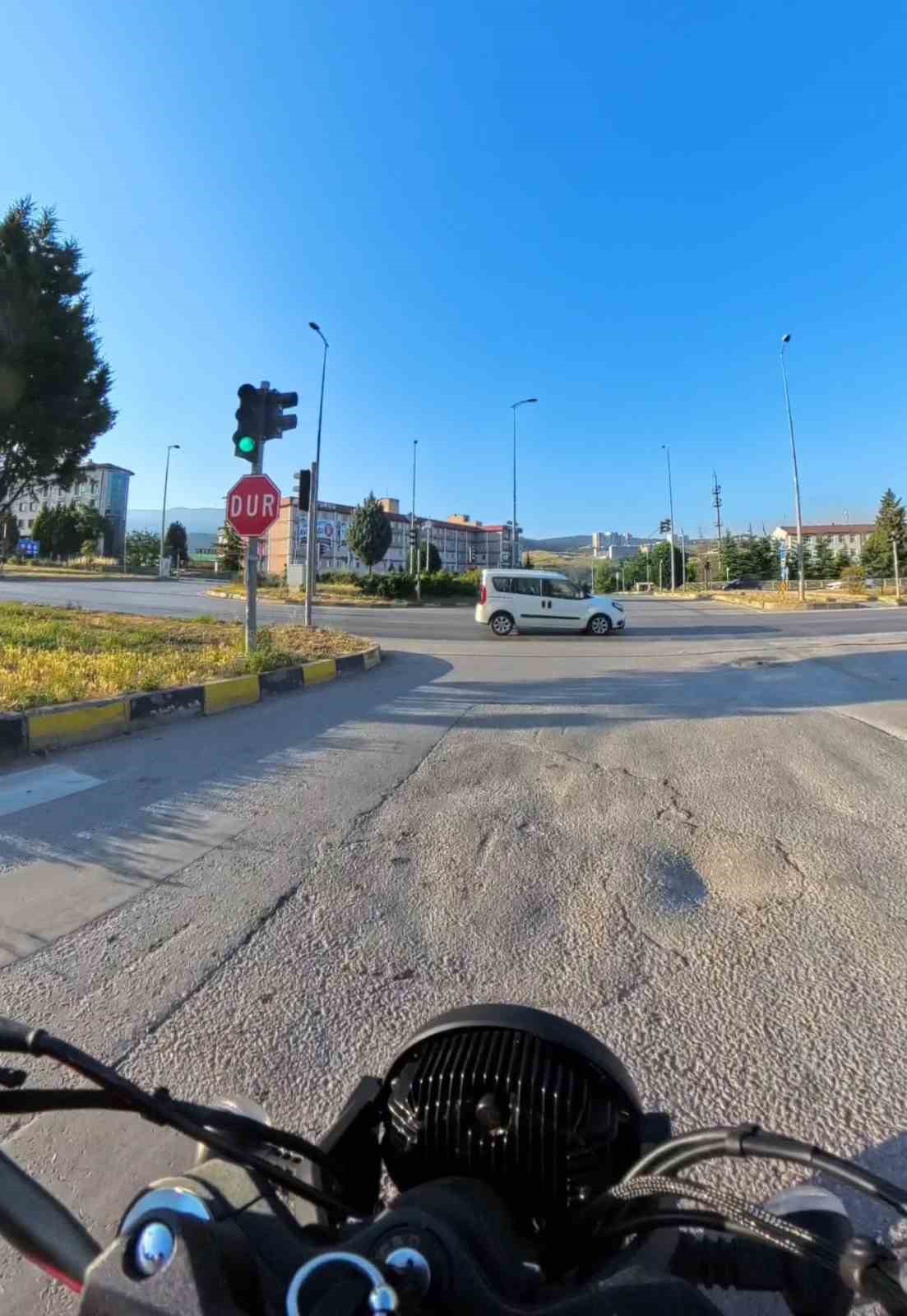 KARABÜK'TE FECİ KAZALARIN YAŞANDIĞI KAVŞAKTA KIRMIZI IŞIK İHLALİ YAPAN OTOMOBİLİN