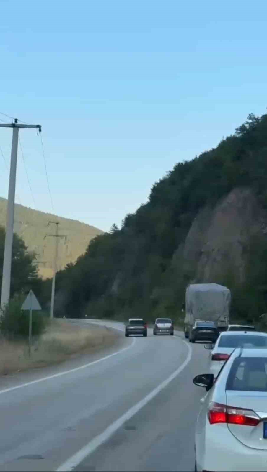 KARABÜK-YENİCE KARA YOLUNDA HATALI SOLLAMA YAPARAK TRAFİĞİ TEHLİKEYE DÜŞÜREN SÜRÜCÜLER