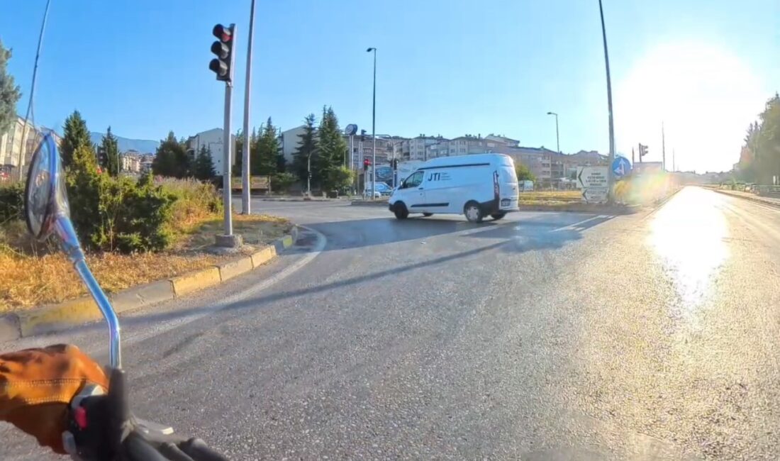 KARABÜK'TE BAZI SÜRÜCÜLERİN KIRMIZI IŞIKTA DURMAYARAK YAPTIĞI TRAFİK İHLALLERİ, BİR