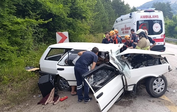KARABÜK-BARTIN KARA YOLUNDA TIRIN DORSESİ KARŞI ŞERİDE GEÇEREK OTOMOBİLE ÇARPTI.