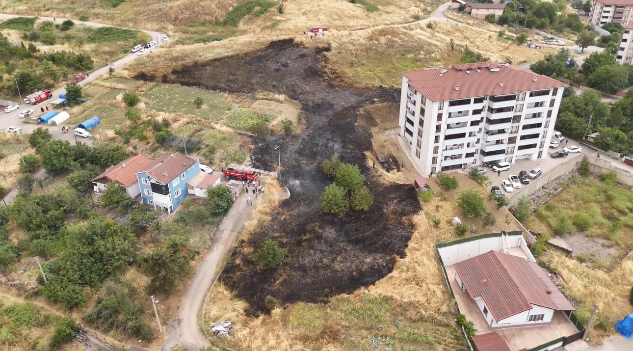 KARABÜK'TE ÇIKAN OT YANGINI, YERLEŞİM YERLERİNE SIÇRAMADAN İTFAİYE EKİPLERİNCE SÖNDÜRÜLDÜ.