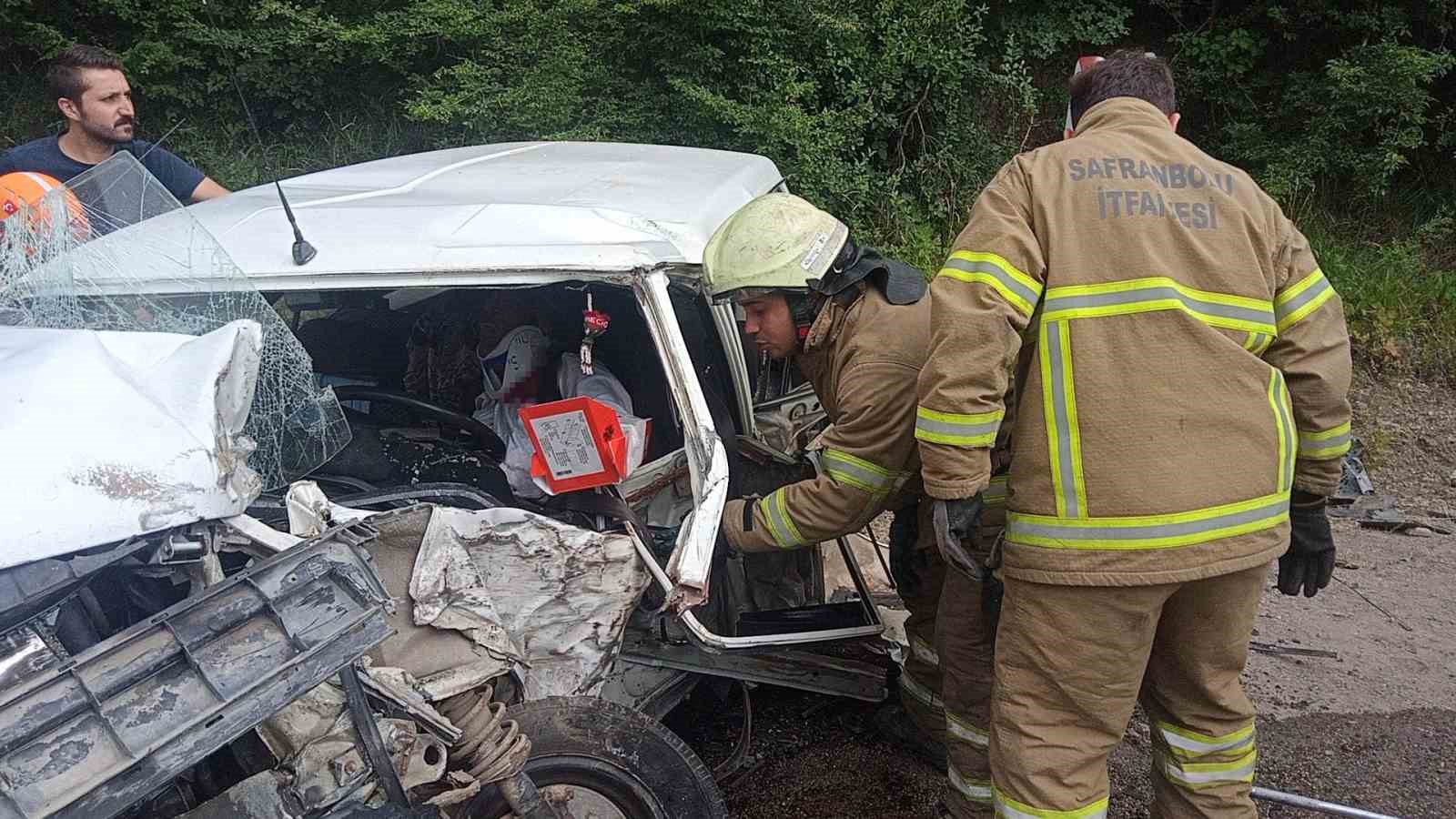 KARABÜK-BARTIN KARA YOLUNDA OTOMOBİL İLE TIRIN ÇARPIŞMASI SONUCU 1'İ AĞIR