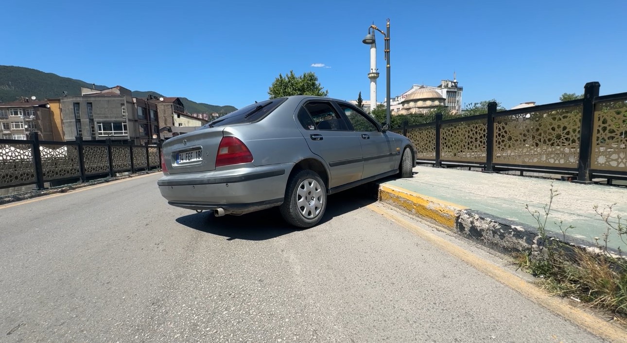 KARABÜK'TE KONTROLDEN ÇIKAN OTOMOBİLİN KALDIRIMA ÇIKARAK YAYAYA ÇARPMASI SONUCU 1