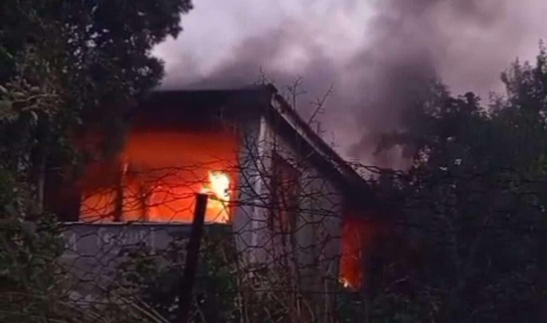 Karabük’te iki katlı evde yangın Karabük’te iki katlı bir evin üst katında çıkan yangın, itfaiye