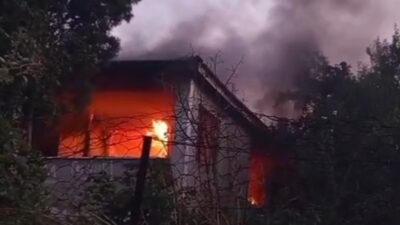 Karabük’te iki katlı bir evin üst katında çıkan yangın, itfaiye