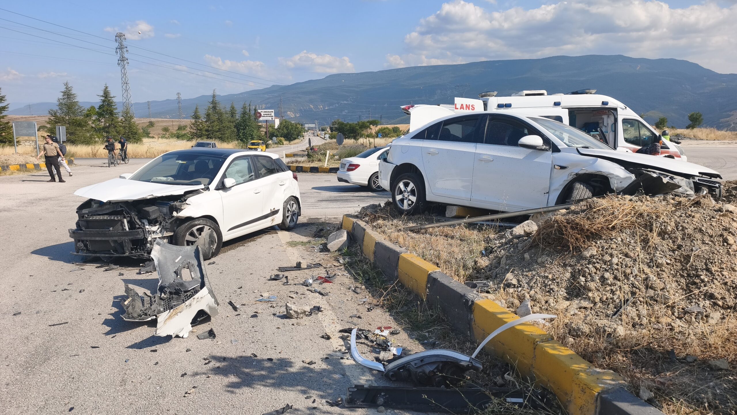 Karabük’ün Safranbolu ilçesinde iki otomobilin çarpışması sonucu 1’i ağır 7