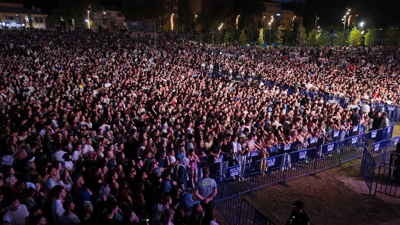 KARABÜK'TE 7 AĞUSTOS KARABÜKLÜLER GÜNÜ KAPSAMINDA DÜZENLENEN KONSERDE HAKAN PEKER