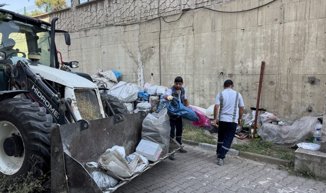 Siteyi karton yığınına çevirdiler, temizlik sırasında tepki gösterdiler BELEDİYE EKİPLERİ, SİTE İÇERİSİNDE BİRİKTİRİLEN KARTON VE DİĞER ATIKLARI TEMİZLEDİ.