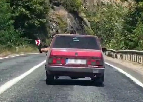 Ayaklarını camdan sarkıtarak trafiği tehlikeye attı KARABÜK'TE BİR SÜRÜCÜ OTOMOBİLİN CAMINDAN AYAKLARINI DIŞARIYA ÇIKARARAK SEYAHAT EDEREK,