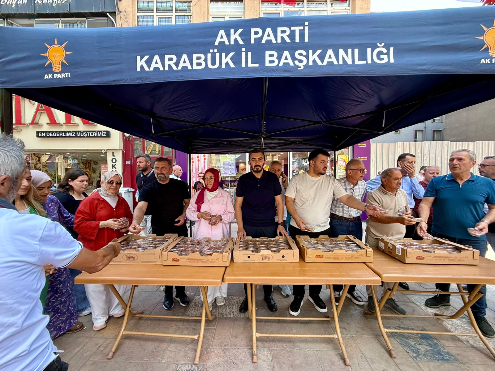 AK PARTİ KARABÜK İL BAŞKANLIĞI, MEVLİD KANDİLİ DOLAYISIYLA VATANDAŞLARA LOKMA