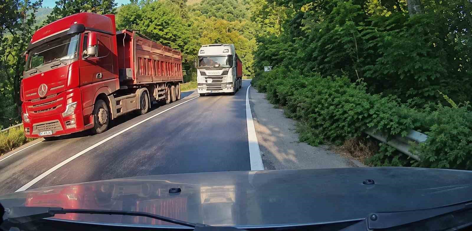 KARABÜK’TE HATALI SOLLAMA YAPAN KAMYONUN KARŞI YÖNDEN GELEN OTOMOBİLE ÇARPMASINA
