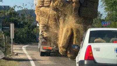 YENİCE İLÇESİNDE, KASASINA YÜKSEK MİKTARDA BALYA YÜKLENEN KAMYONDAN YOLA SAVRULAN