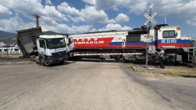 Karabük’te hemzemin geçitte lokomotif tıra çarptı KARABÜK’TE HEMZEMİN GEÇİTTEN GEÇMEYE ÇALIŞAN TIRA LOKOMOTİFİN ÇARPMASI SONUCU MADDİ
