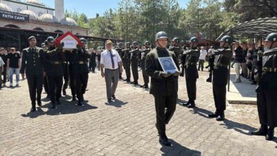 Kıbrıs gazisi askeri törenle uğurlandı KARABÜK'TE HAYATINI KAYBEDEN KIBRIS GAZİSİ RUHİ İLTEROĞLU ASKERİ TÖRENLE SON