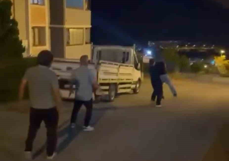 Oğluna mesaj attığını iddia ettiği genci sokak ortasında darp etti KARABÜK'TE, İDDİAYA GÖRE OĞLUNA MESAJ ATAN GENCİ DARP EDEN ŞÜPHELİ