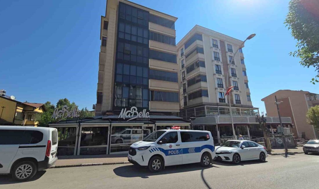 Safranbolu’da 4. kattan düşen genç kız ağır yaralandı: Kafenin tentesi hayatta tuttu KARABÜK'ÜN SAFRANBOLU İLÇESİNDE ERKEK ARKADAŞIYLA TARTIŞTIKTAN SONRA 4. KATTAN DÜŞEN