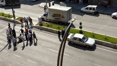 KARABÜK'TE YAYA GEÇİDİNDEN KARŞIYA GEÇMEYE ÇALIŞAN 77 YAŞINDAKİ KİŞİYE OTOMOBİLİN