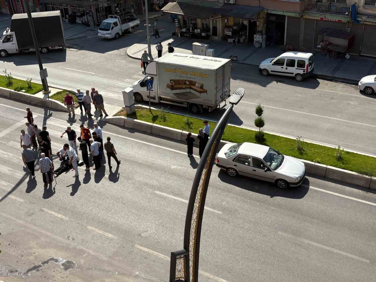 KARABÜK'TE YAYA GEÇİDİNDEN KARŞIYA GEÇMEYE ÇALIŞAN 77 YAŞINDAKİ KİŞİYE OTOMOBİLİN