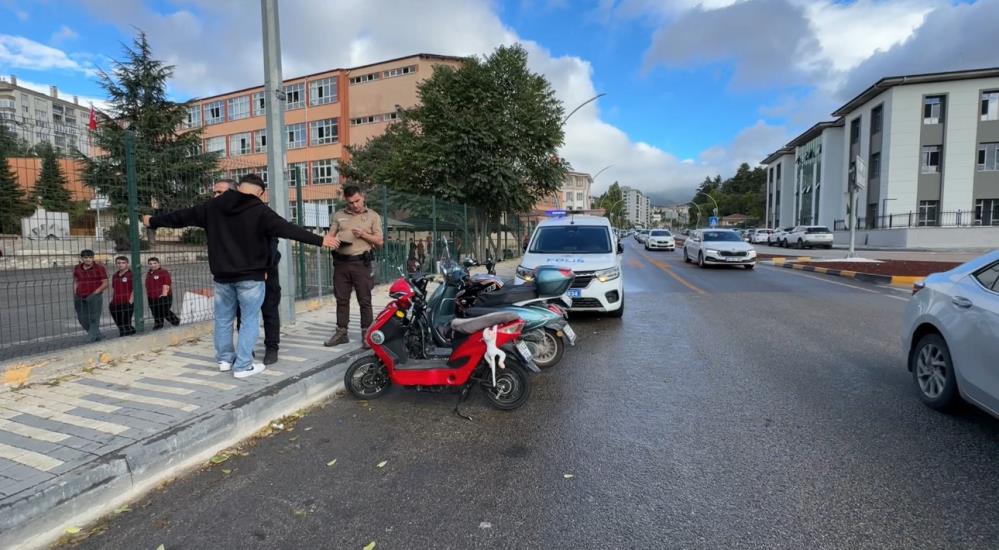 Manisa'nın Turgutlu ilçesinde meydana gelen okul saldırısının ardından Karabük'te öğrencilerin