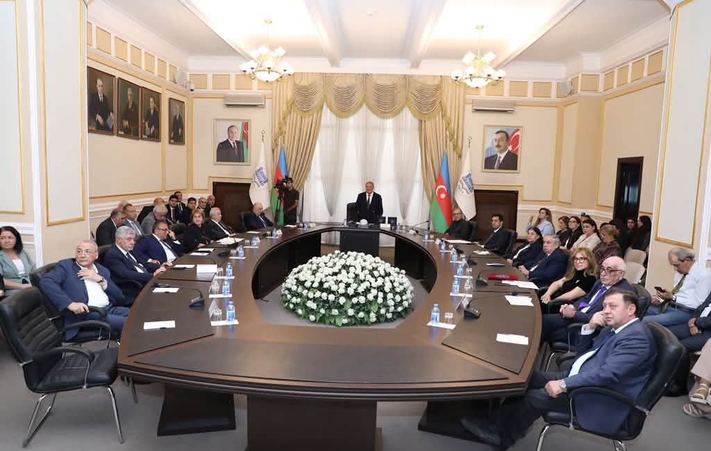 Azerbaycan Millî Bilimler Akademisi’nın (AMEA) Riyaset Heyeti toplantı salonunda Nobel