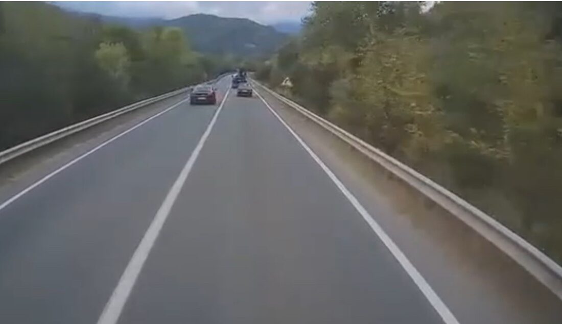 KARABÜK'ÜN YENİCE İLÇESİNDE ÖNÜNDEKİ ARACI HATALI ŞEKİLDE SOLLAYAN OTOMOBİL SÜRÜCÜSÜNÜN