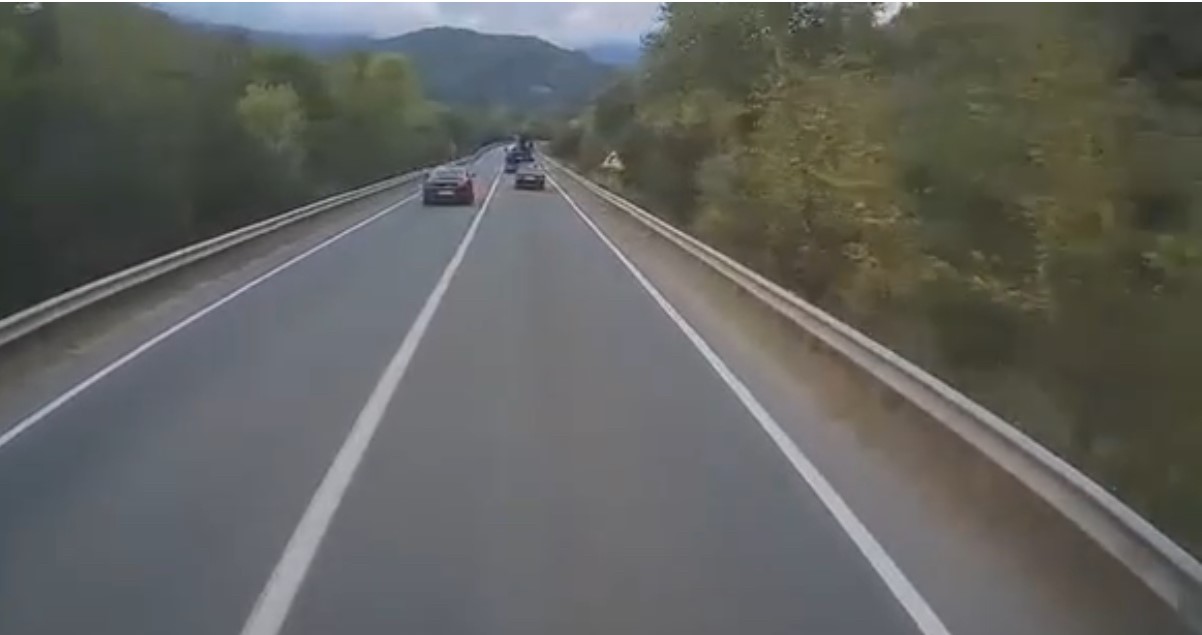 KARABÜK'ÜN YENİCE İLÇESİNDE ÖNÜNDEKİ ARACI HATALI ŞEKİLDE SOLLAYAN OTOMOBİL SÜRÜCÜSÜNÜN
