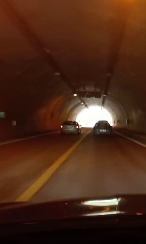 KARABÜK'TE BİR OTOMOBİLİN TÜNEL İÇERİSİNDE HATALI SOLLAMA YAPTIĞI ANLAR, BAŞKA