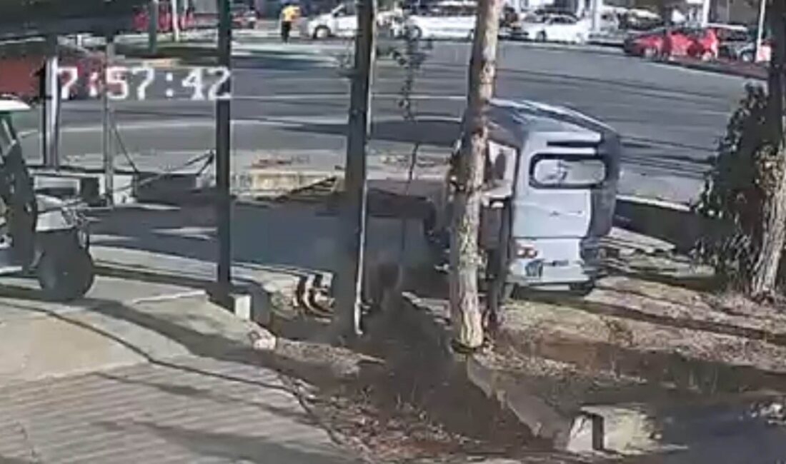 Otomobilin yayaya çarptığı anlar kamerada KARABÜK’TE OTOMOBİLİN ÇARPTIĞI YAYA YARALANIRKEN, KAZA ANI BİR İŞ YERİNİN