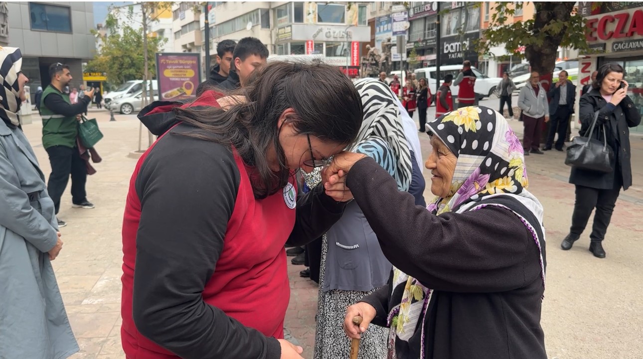 KARABÜK'TE 1 EKİM DÜNYA YAŞLILAR GÜNÜ DOLAYISIYLA DÜZENLENEN FARKINDALIK YÜRÜYÜŞÜNDE