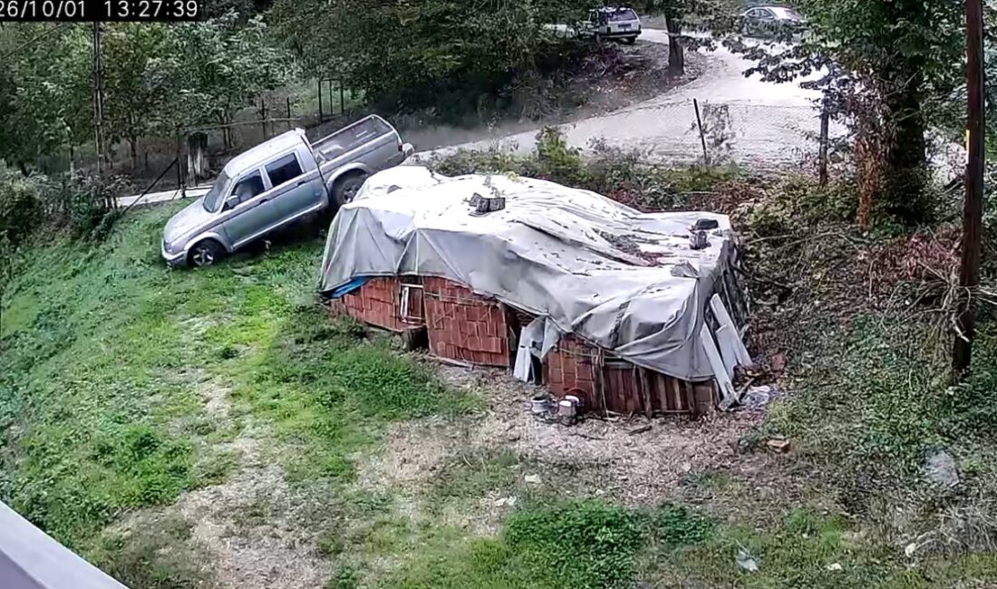 Kamyonet bahçeye uçtu, 3 kadın saniyelerle ölümden döndü KARABÜK’ÜN YENİCE İLÇESİNDE KONTROLDEN ÇIKAN KAMYONETİN PARK HALİNDEKİ OTOMOBİLE ÇARPTIKTAN