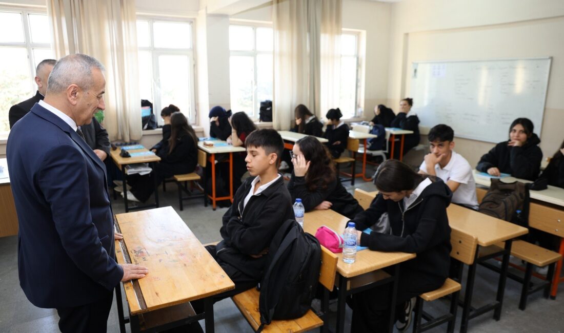 İl Milli Eğitim Müdürü Akbaş, öğrencilerle bir araya geldi KARABÜK İL MİLLİ EĞİTİM MÜDÜRÜ NEVZAT AKBAŞ, PROF. DR. SÜHEYL