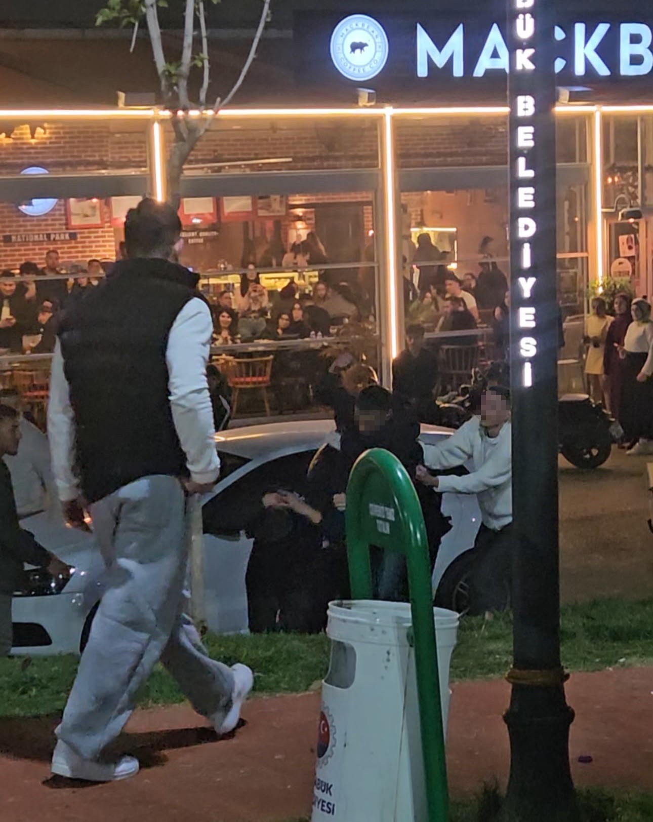 KARABÜK’TE İKİ GRUP ARASINDA ÇIKAN TEKMELİ YUMRUKLU KAVGADA 1 KİŞİ