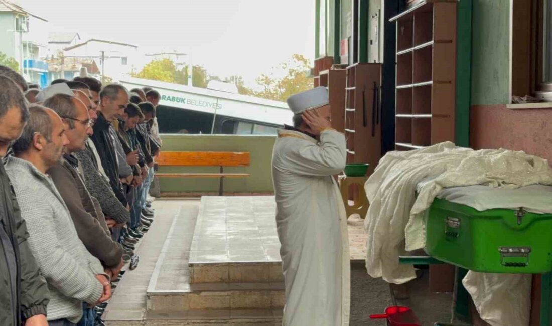 BARTIN-KARABÜK KARA YOLUNDA YOLCU MİNİBÜSÜNÜN TIRA ÇARPTIĞI KAZADA AĞIR YARALANAN
