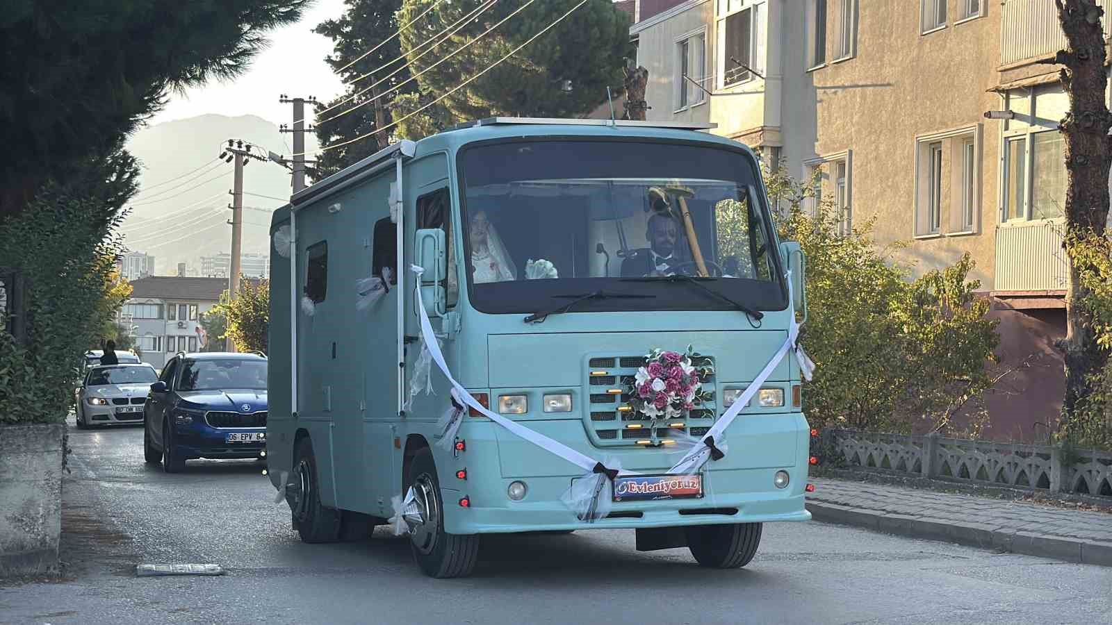 KARABÜK’TE DÜNYAEVİNE GİREN MÜCAHİT GÜLLER, EŞİNİN 15 YILLIK KARAVAN HAYALİNİ