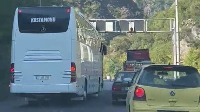 KARABÜK'TE HATALI SOLLAMA YAPARAK ARAÇLARIN GÜVENLİĞİNİ TEHLİKEYE ATAN YOLCU OTOBÜSÜ,