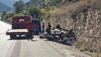 KARABÜK’TE YOLDAKİ KAYA PARÇALARINA ÇARPMAMAK İÇİN ANİ MANEVRA SONRASI KONTROLDEN