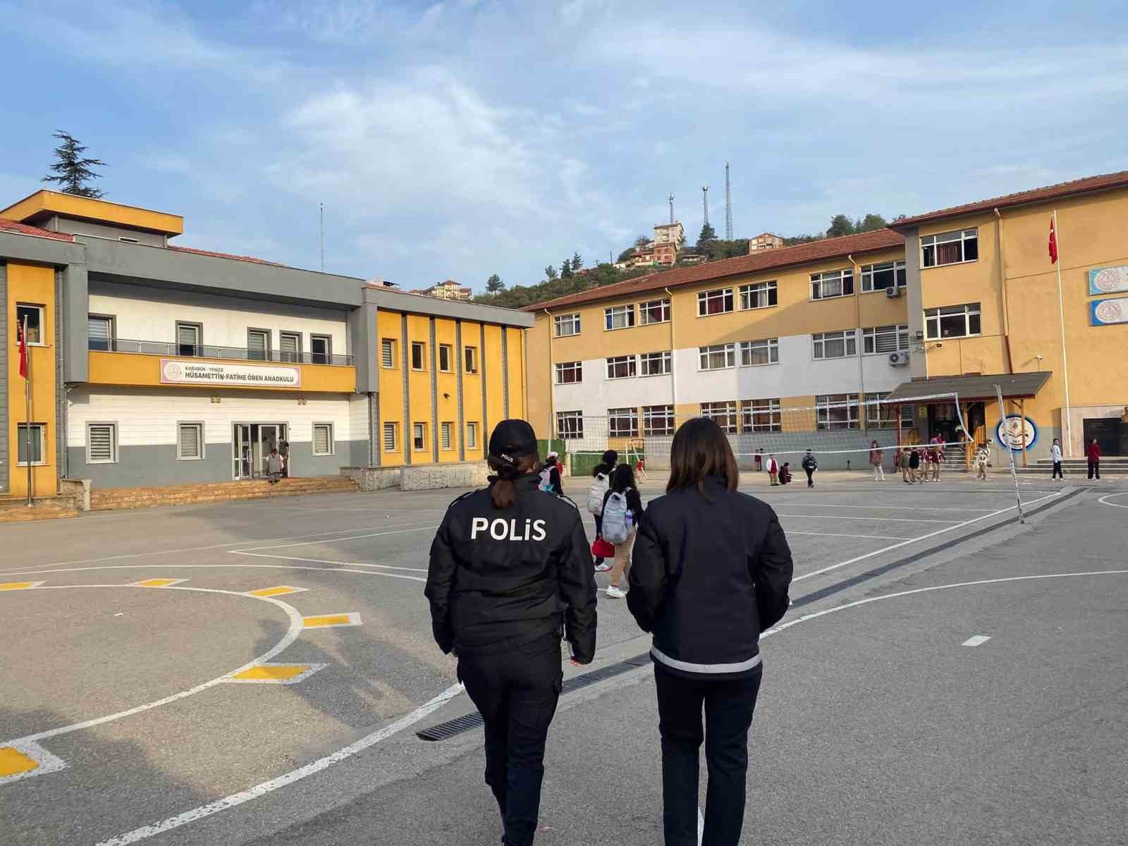 KARABÜK'TE, EMNİYET VE JANDARMA EKİPLERİ, ÖĞRENCİLERİN HUZUR VE GÜVEN İÇERİSİNDE