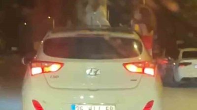 KARABÜK'TE SEYİR HALİNDEKİ OTOMOBİLİN TAVANINDAN VE CAMLARINDAN SARKARAK DANS EDEN