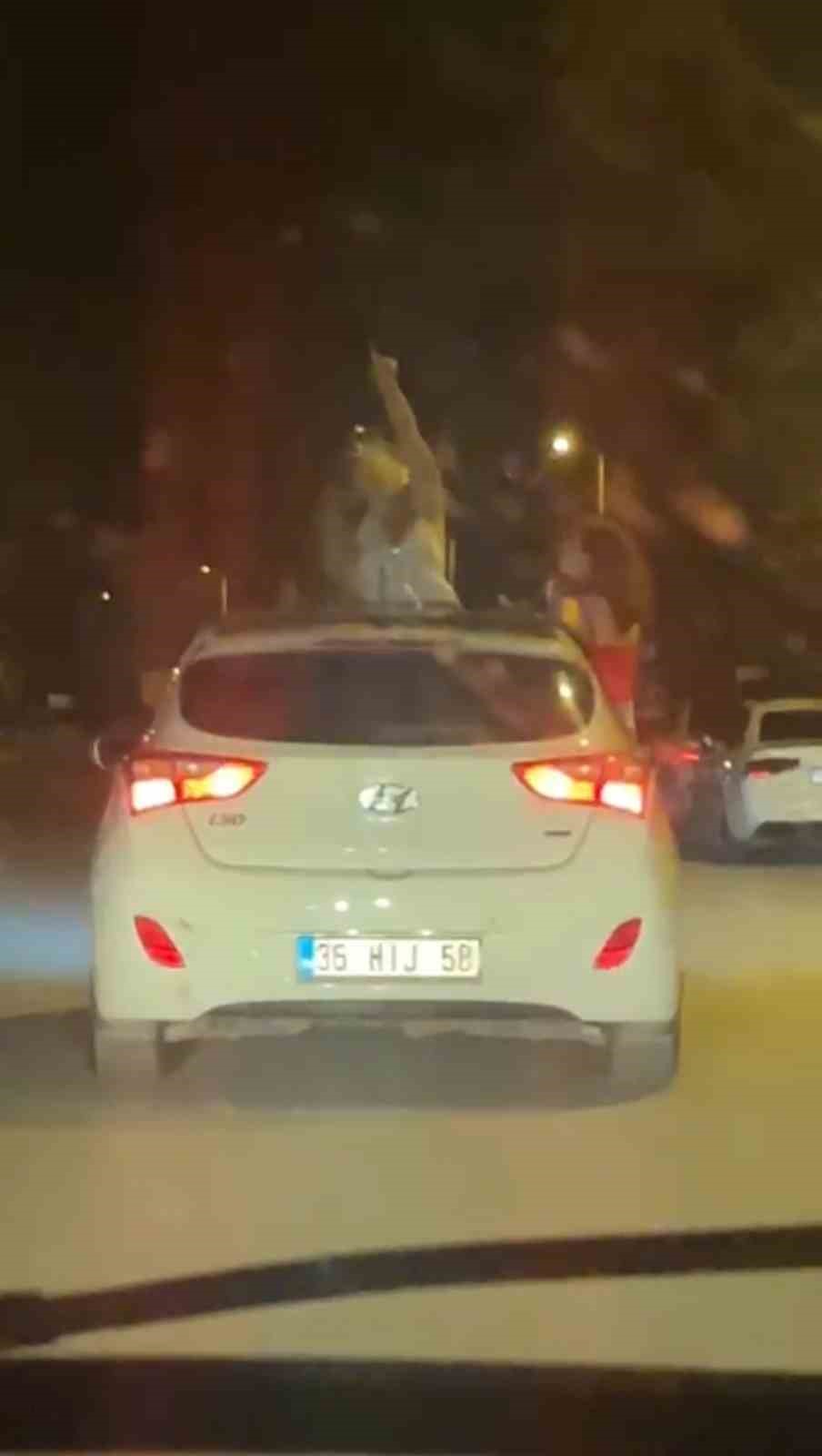 KARABÜK'TE SEYİR HALİNDEKİ OTOMOBİLİN TAVANINDAN VE CAMLARINDAN SARKARAK DANS EDEN