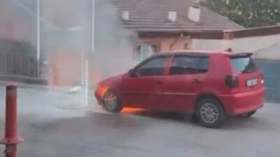 KARABÜK’TE PARK HALİNDEYKEN ALEV ALAN OTOMOBİL, İTFAİYE EKİPLERİNCE SÖNDÜRÜLDÜ.