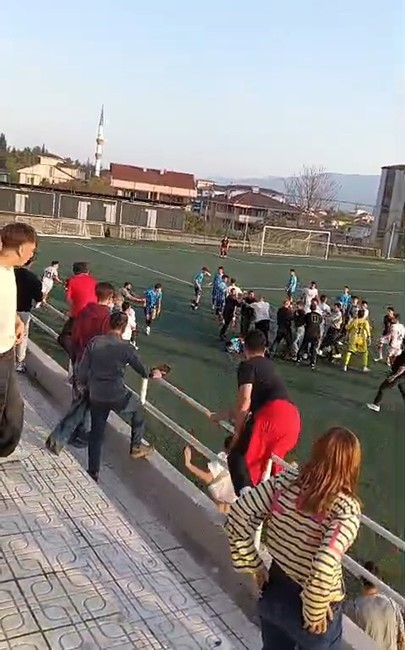 Karabük’te U17 maçında ortalık karıştı: Karşılaşma tatil edildi U17 GELİŞİM LİGİ MÜSABAKASINDA FUTBOLCULAR ARASINDA ÇIKAN KAVGA NEDENİYLE KARŞILAŞMA