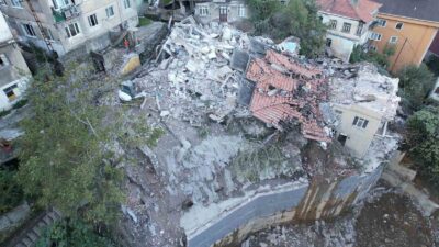 HAVADAN GÖRÜNTÜLENEN ENKAZIN ÇEVRESİNDE 7 BİNA, 13 DAİREDE YAŞAYAN 30
