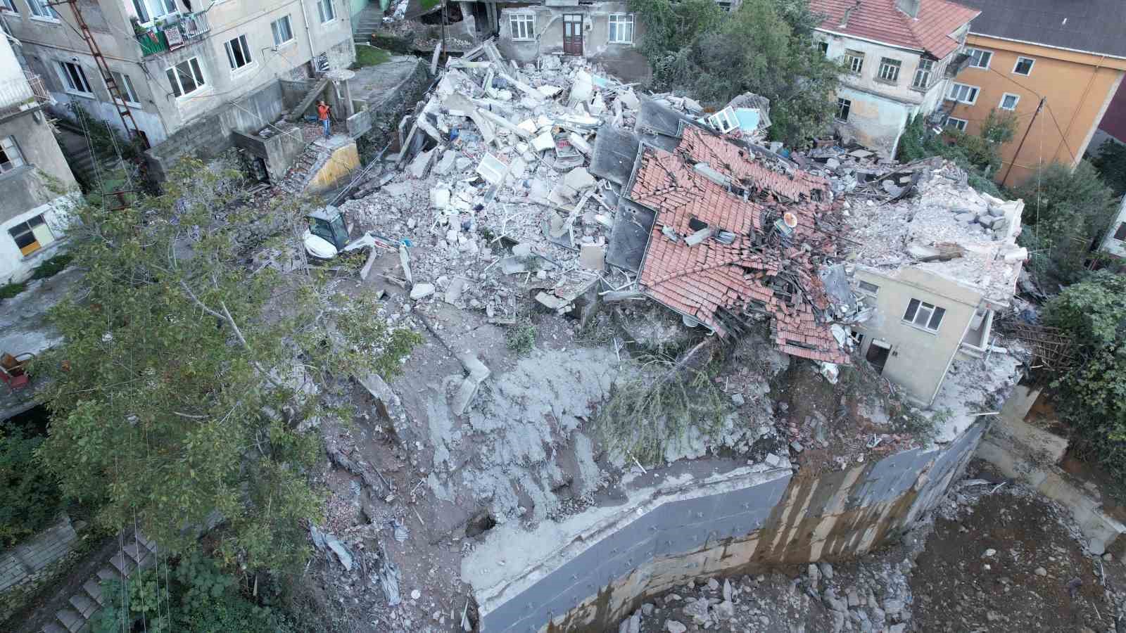 HAVADAN GÖRÜNTÜLENEN ENKAZIN ÇEVRESİNDE 7 BİNA, 13 DAİREDE YAŞAYAN 30
